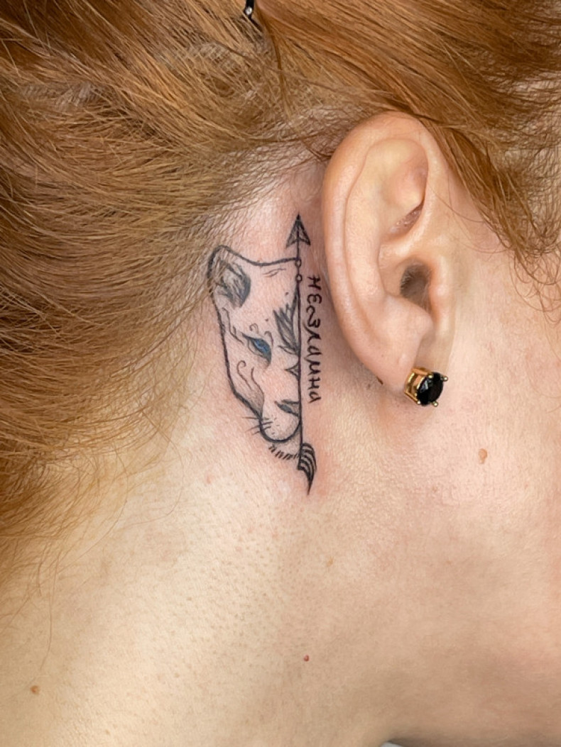 Women behind the ear lion, photo - Tattoo Master Barb Tattoo