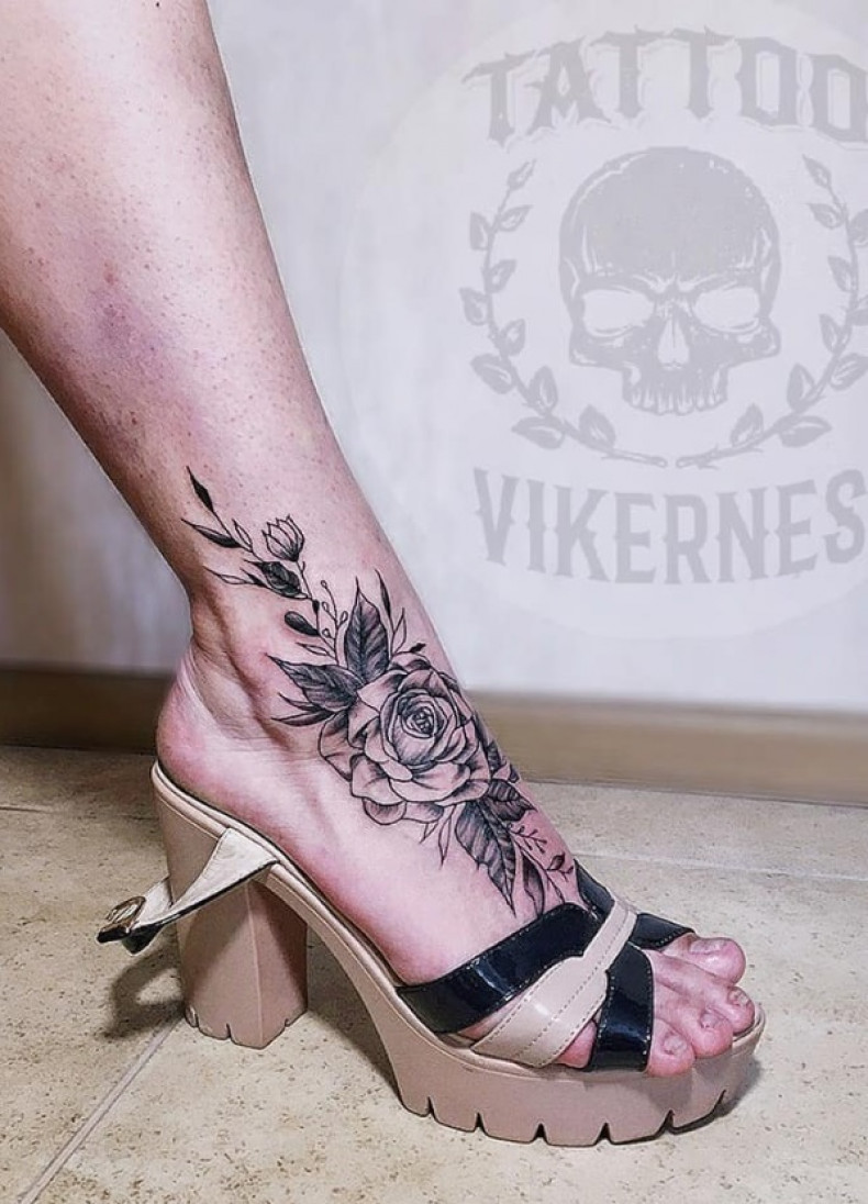 Women on the foot ankle, photo - Tattoo Master Barb Tattoo