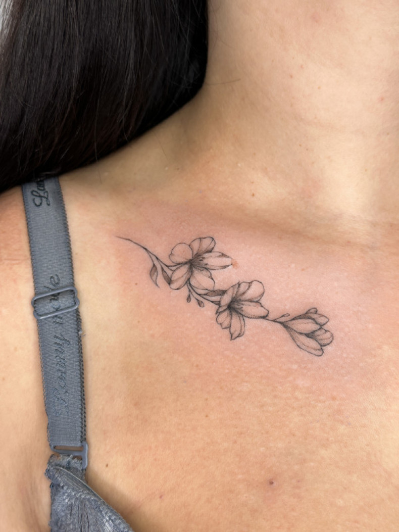 Women magnolia collarbone, photo - Tattoo Master Barb Tattoo