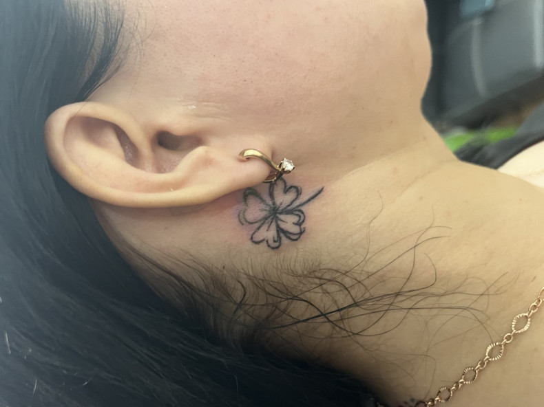 Women behind the ear clover, photo - Tattoo Master Barb Tattoo