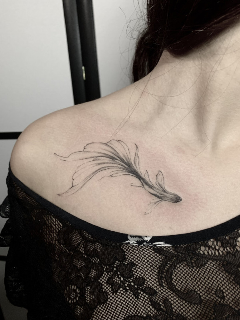 Frauen Goldfisch schlüsselbein, photo - Tattoo-Meister Barb Tattoo