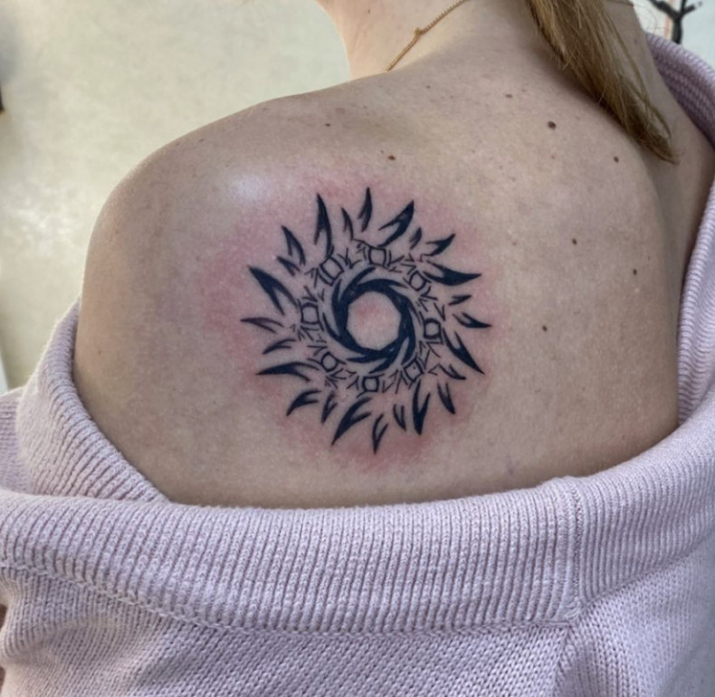 Women shoulder blade sun, photo - Tattoo Master Barb Tattoo