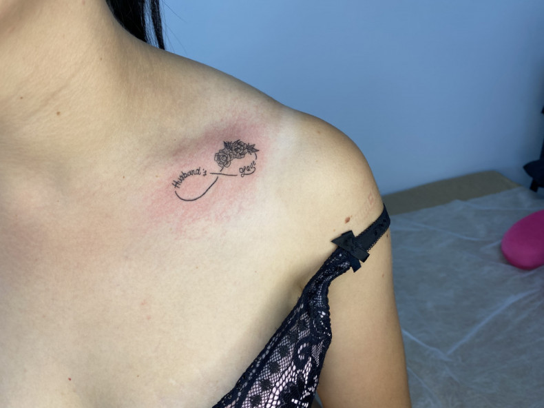 Damski tatuaż nieskończoność na obojczyku, photo - Tatuażysta Barb Tattoo