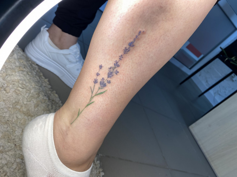 Women lavender leg, photo - Tattoo Master Barb Tattoo