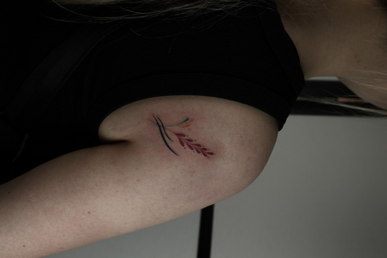 Women minimalism shoulder blade, photo - Tattoo Master Barb Tattoo