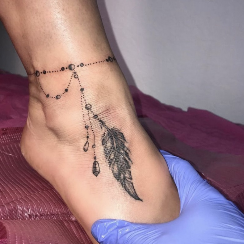 Bransoletki z tatuażem na nodze, photo - Tatuażysta Barb Tattoo