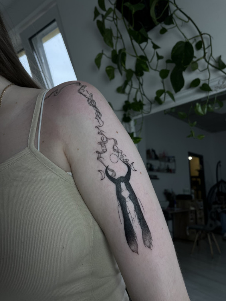 Damski animacja na ramieniu, photo - Tatuażysta Barb Tattoo