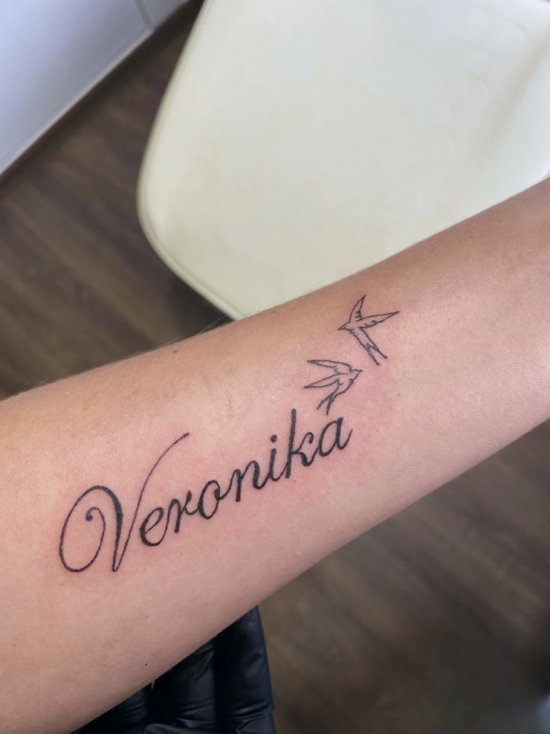 Damski z imieniem jaskółka, photo - Tatuażysta Barb Tattoo