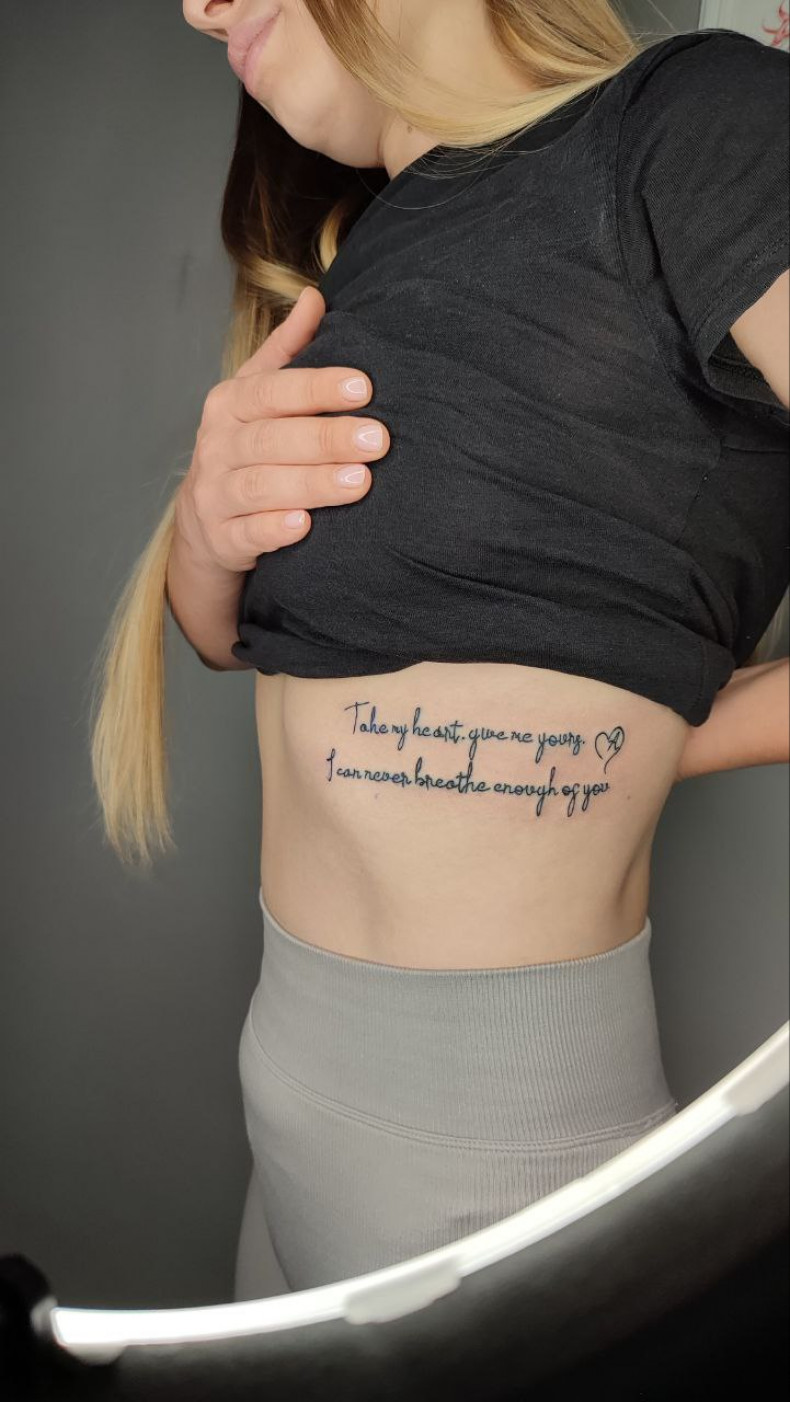 Damski na boku żebrach, photo - Tatuażysta Barb Tattoo