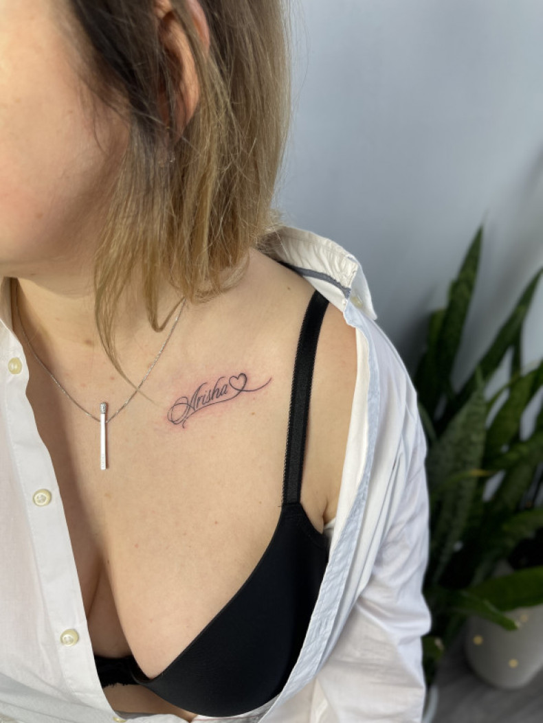 Charkowski tatuaż, tatuaż z napisem, tatuaż na obojczyku, photo - Tatuażysta Barb Tattoo