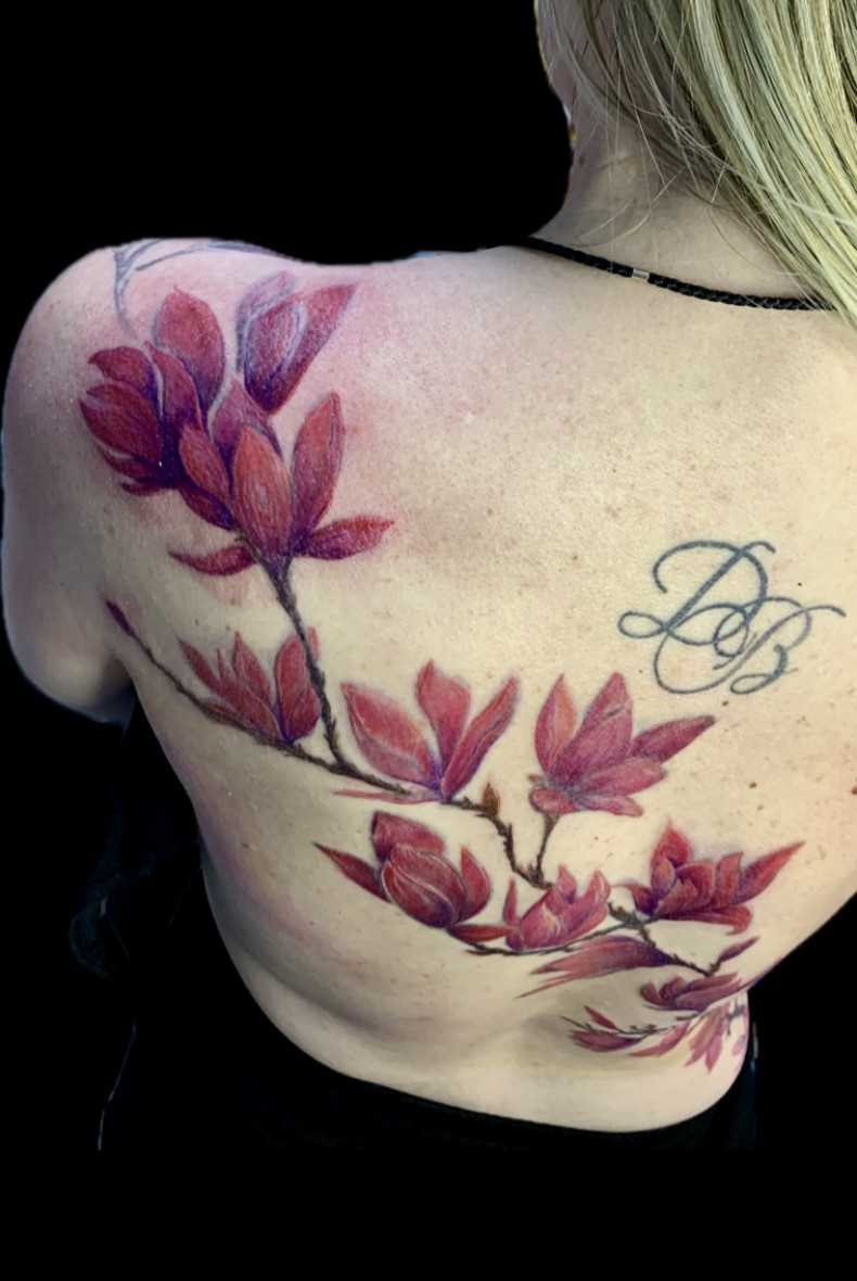 Frauen Magnolie rücken, photo - Tattoo-Meister Barb Tattoo