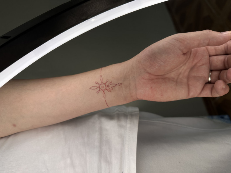 Frauen Arm Armband, photo - Tattoo-Meister Barb Tattoo