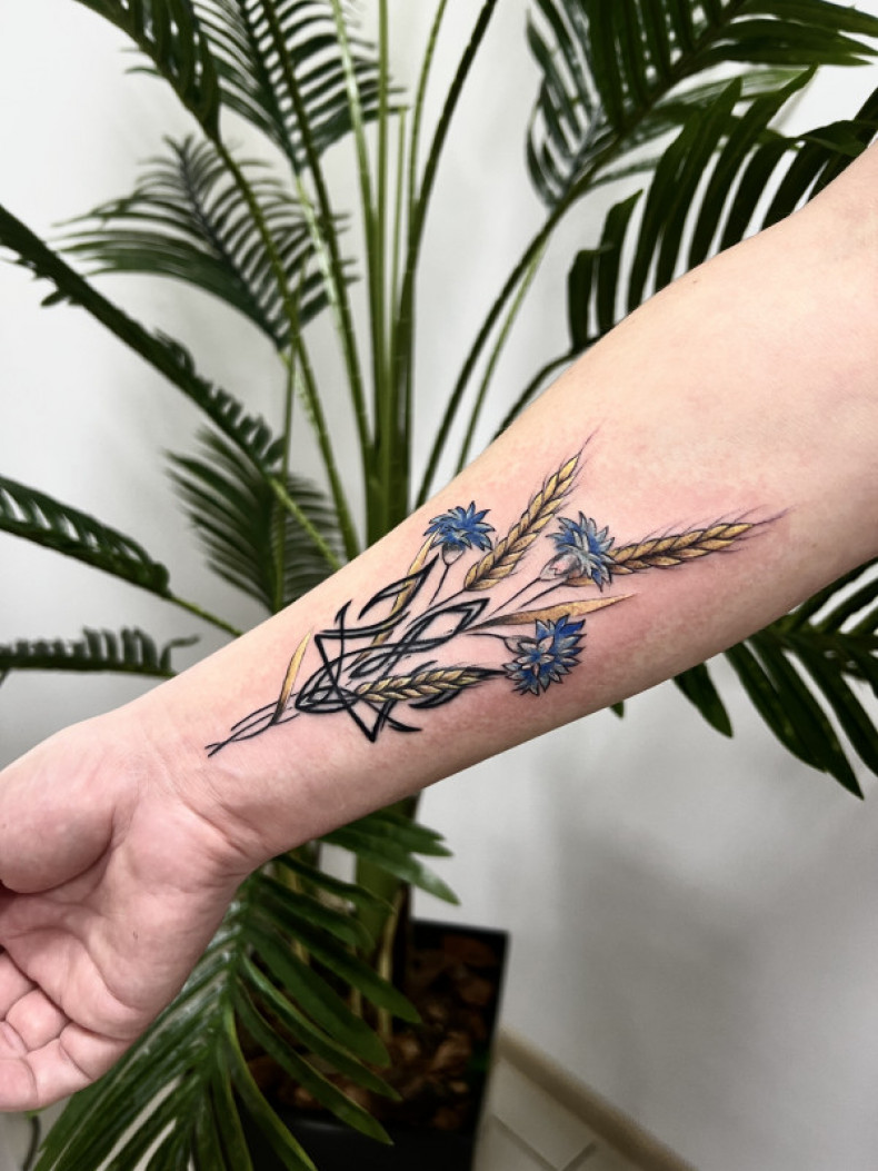 Women cornflower emblem of Ukraine, photo - Tattoo Master Barb Tattoo