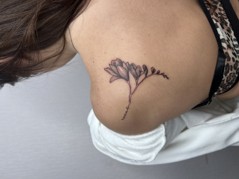 Women magnolia shoulder blade, photo - Tattoo Master Barb Tattoo