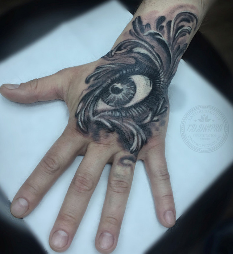 Augentattoo auf der Hand. Tattoostudio in Dnepropetrowsk, photo - Tattoo-Meister Barb Tattoo