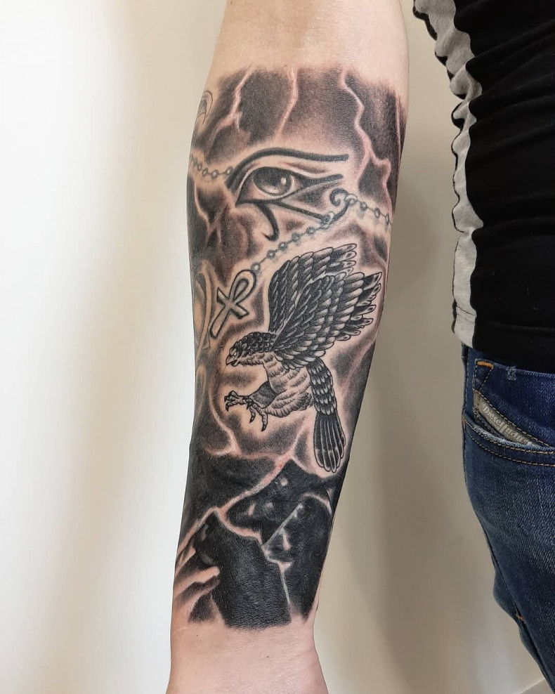 Oko czarny szary szare mycie, photo - Tatuażysta Barb Tattoo