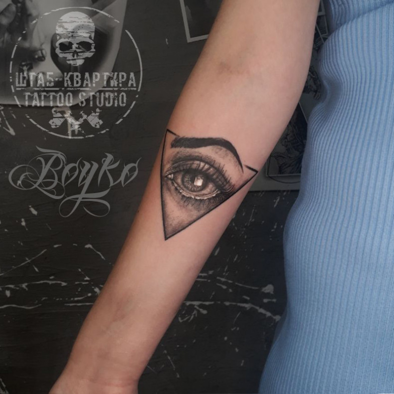 Oko tatuaż wszechwidzące na przedramieniu, photo - Tatuażysta Barb Tattoo