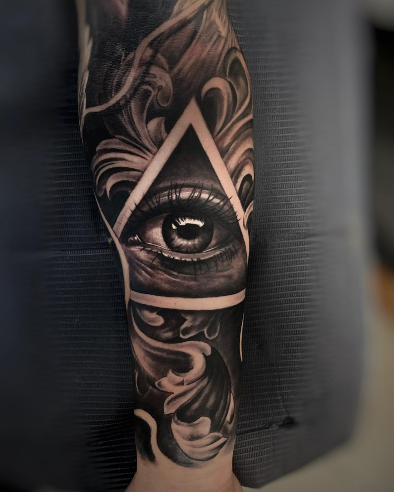 Eye black and grey baroque, photo - Tattoo Master Barb Tattoo