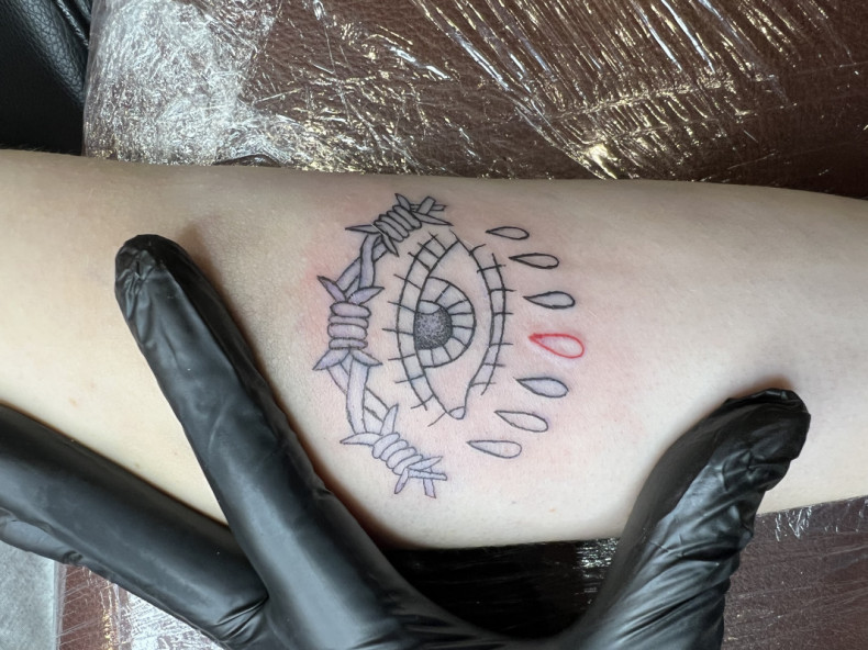 Auge Arm Stacheldraht, photo - Tattoo-Meister Barb Tattoo