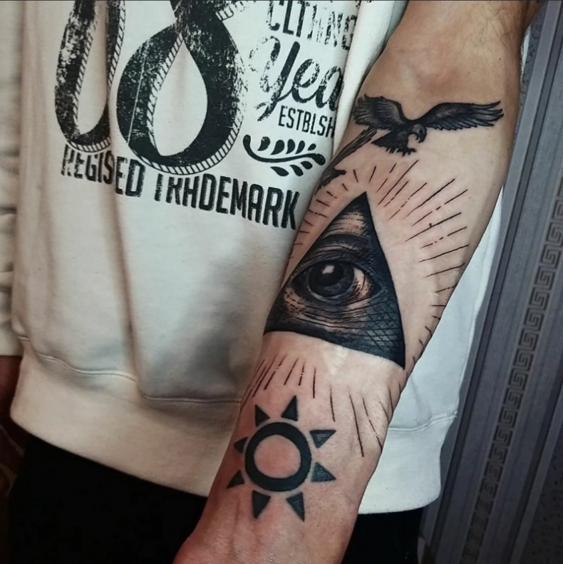 Oko na ramieniu tatuaż wszechwidzące, photo - Tatuażysta Barb Tattoo