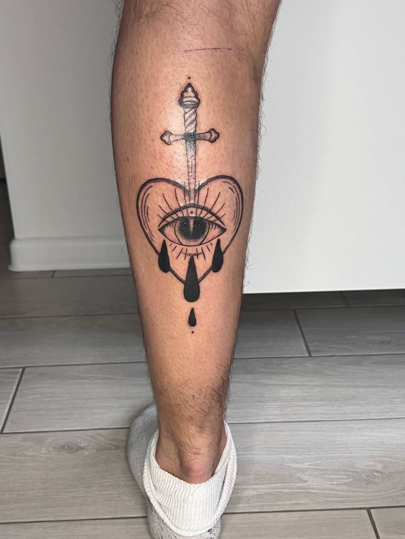 Oko sztylet na łydce, photo - Tatuażysta Barb Tattoo