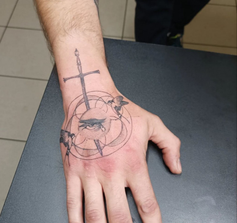 Oko jaskółka miecz, photo - Tatuażysta Barb Tattoo