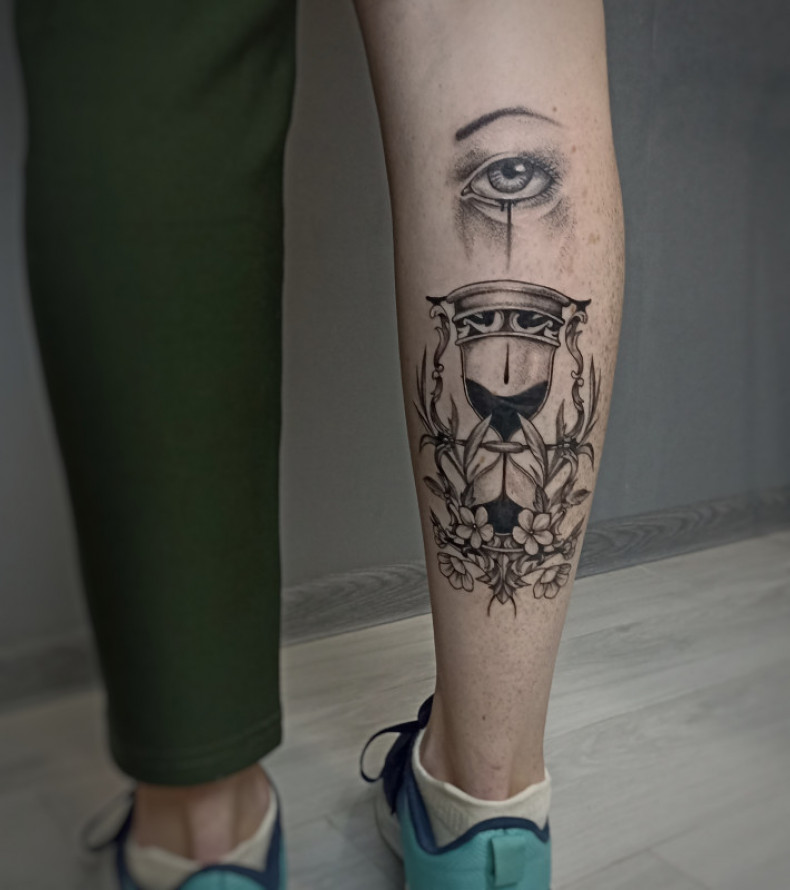 Глаз на икре песочные часы, photo - Тату мастер Barb Tattoo