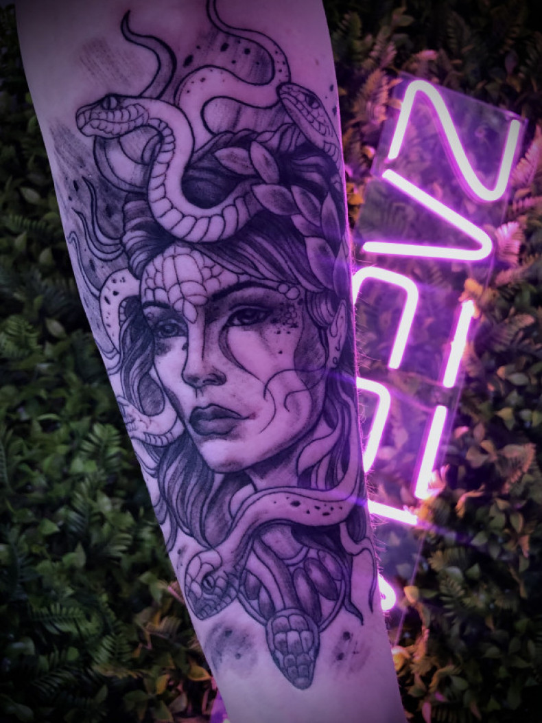 Wąż czarny szary meduza, photo - Tatuażysta Barb Tattoo