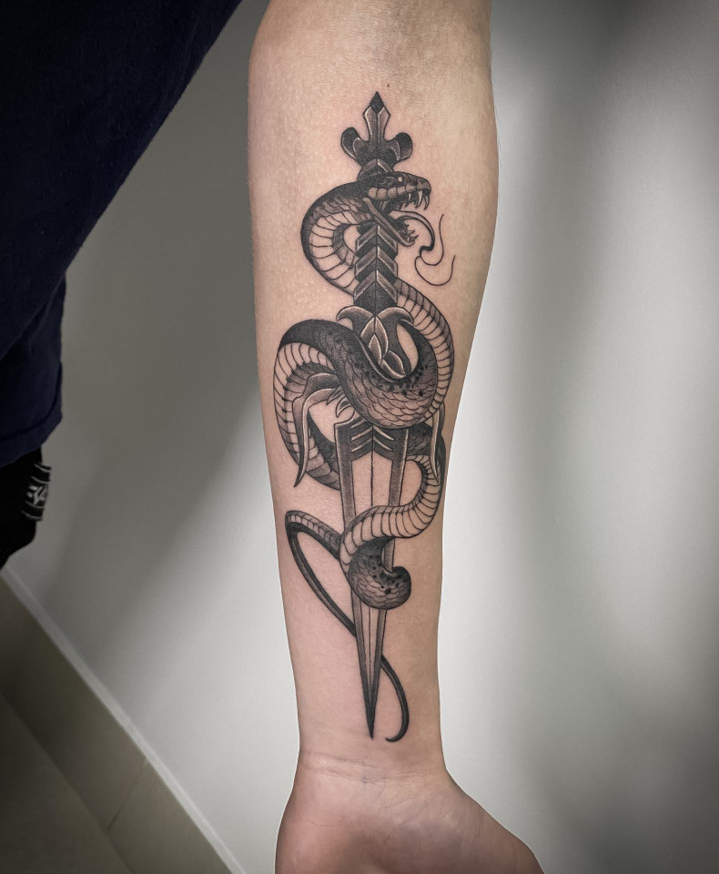 Snake arm dagger, photo - Tattoo Master Barb Tattoo