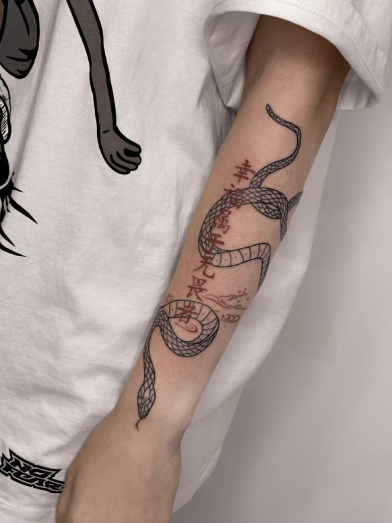 Snake arm hieroglyphs, photo - Tattoo Master Barb Tattoo