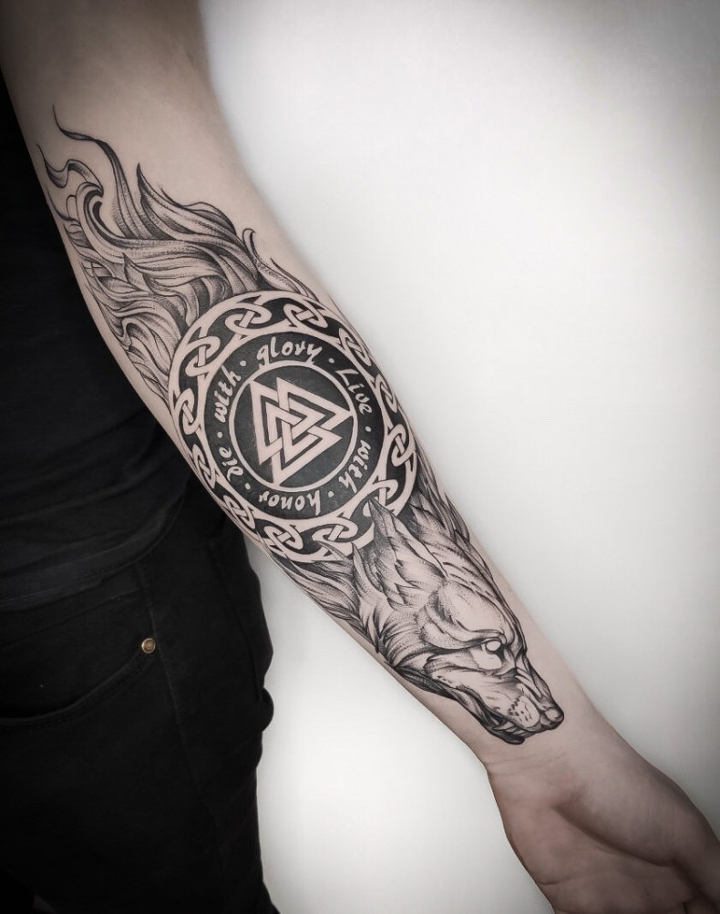 Wilk valknut na przedramieniu, photo - Tatuażysta Barb Tattoo