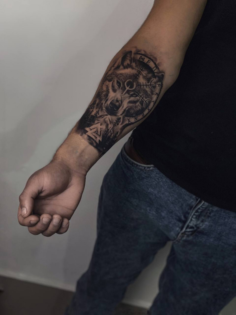 Волк валькнут на предплечье, photo - Тату мастер Barb Tattoo