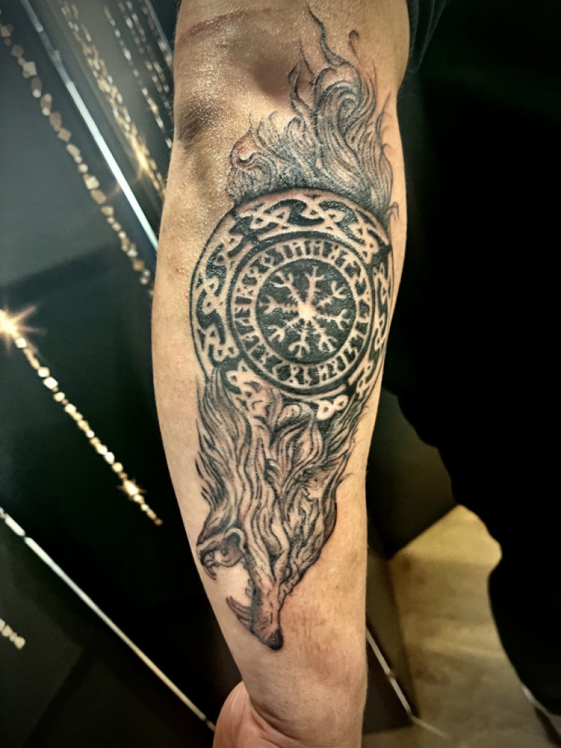 Wilk agiszjalm fenrir, photo - Tatuażysta Barb Tattoo