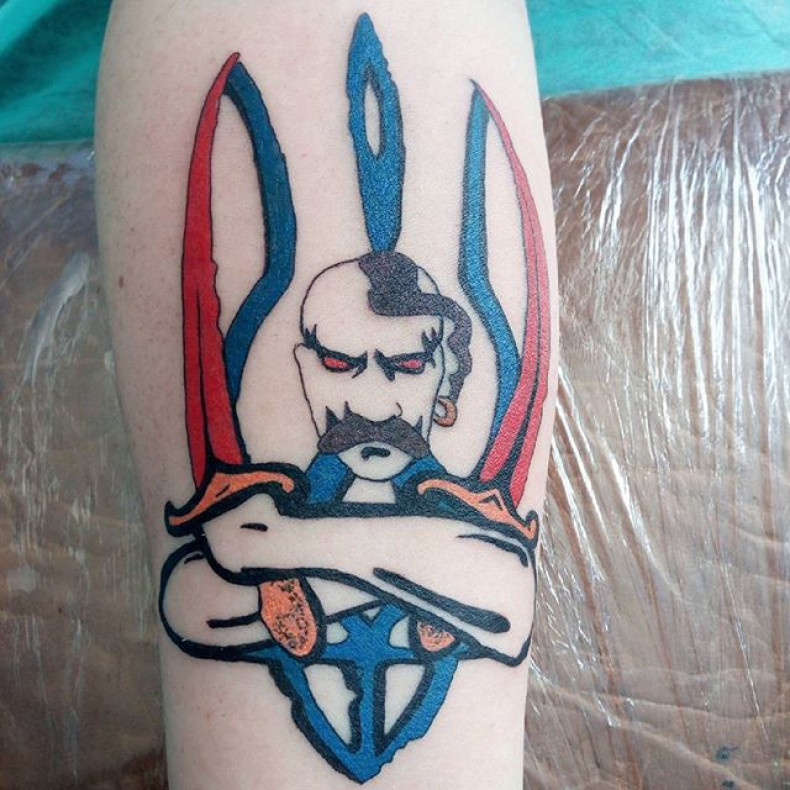 Na ramieniu godło Ukrainy Kozak, photo - Tatuażysta Barb Tattoo