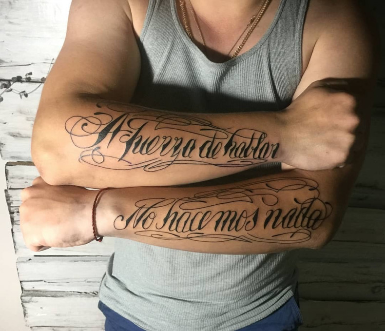 Na ramieniu literowanie napis, photo - Tatuażysta Barb Tattoo