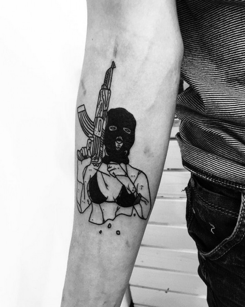 Na ramieniu karabin underground, photo - Tatuażysta Barb Tattoo