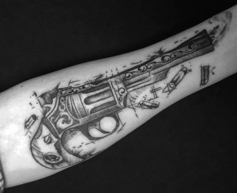 Na ramieniu pistolet rewolwer, photo - Tatuażysta Barb Tattoo