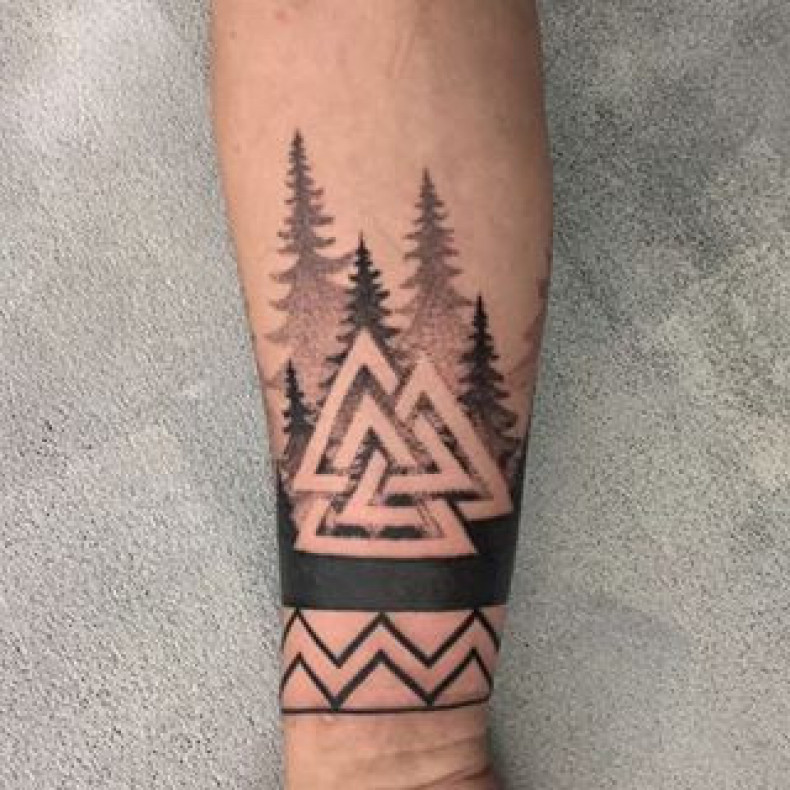 Na ramieniu valknut geometryczny, photo - Tatuażysta Barb Tattoo