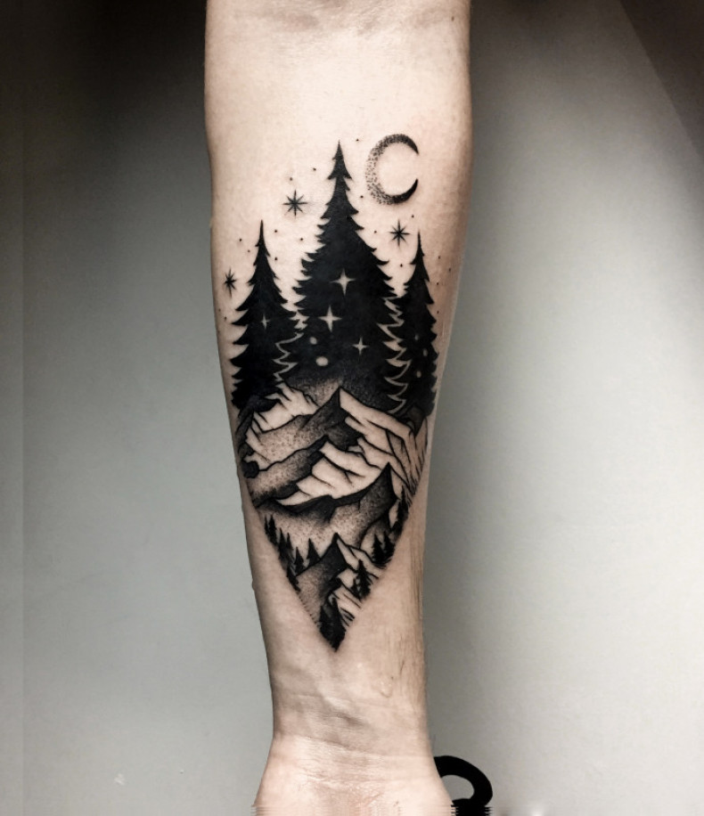 Na ramieniu blackwork drzewo, photo - Tatuażysta Barb Tattoo