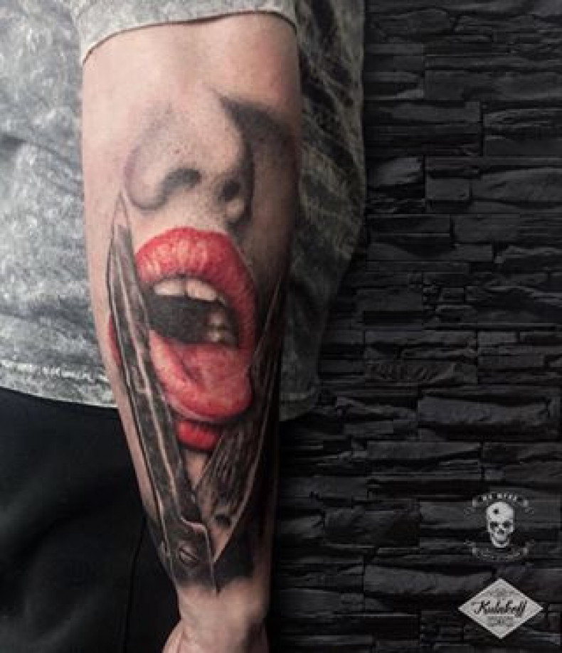 На руке язык, photo - Тату мастер Barb Tattoo