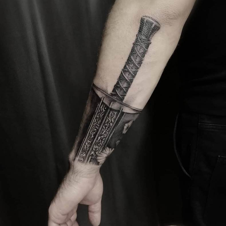 Arm black and grey dagger, photo - Tattoo Master Barb Tattoo