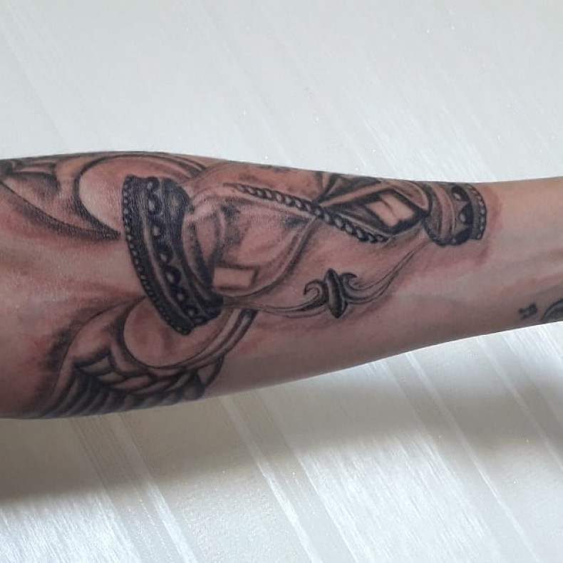 Na ramieniu klepsydra, photo - Tatuażysta Barb Tattoo