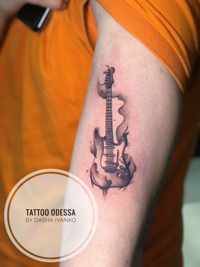 Arm black and grey guitar, photo - Tattoo Master Barb Tattoo