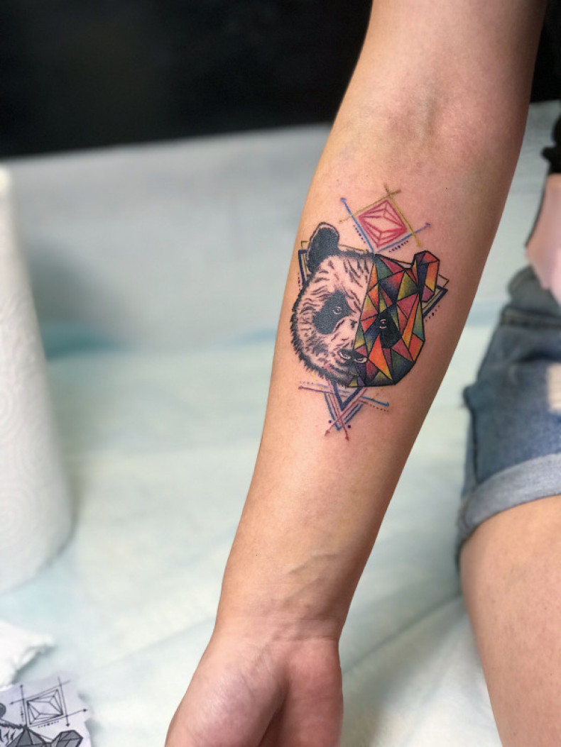 Na ramieniu geometryczny panda, photo - Tatuażysta Barb Tattoo