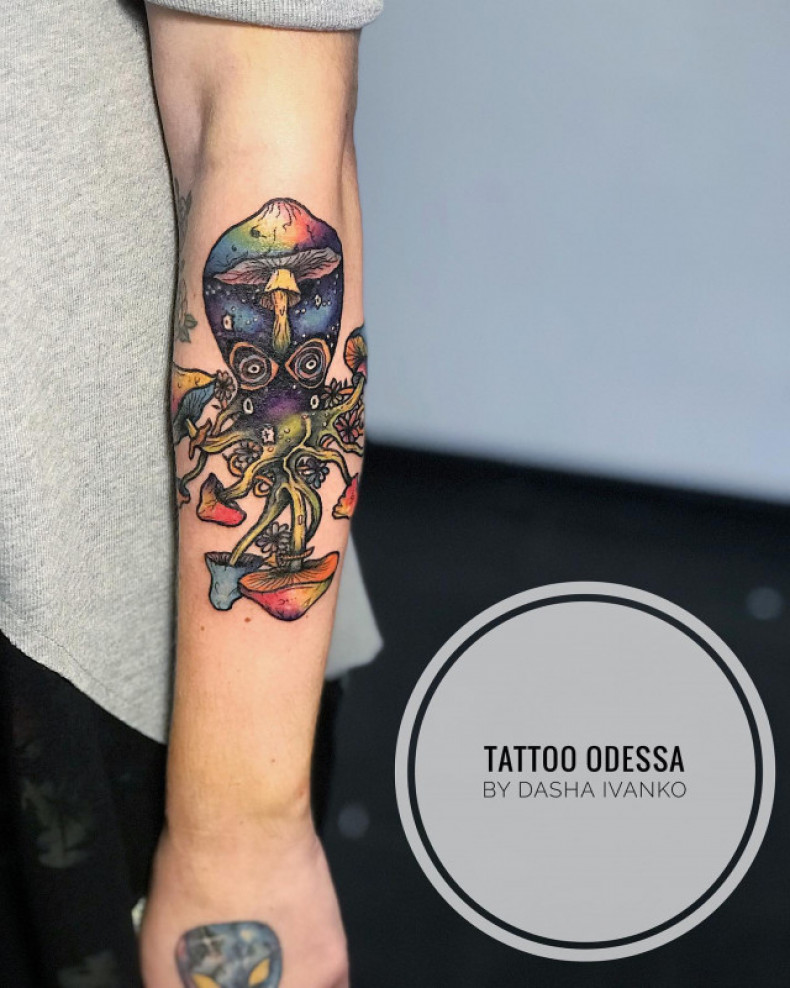 Na ramieniu grzyb ośmiornica, photo - Tatuażysta Barb Tattoo