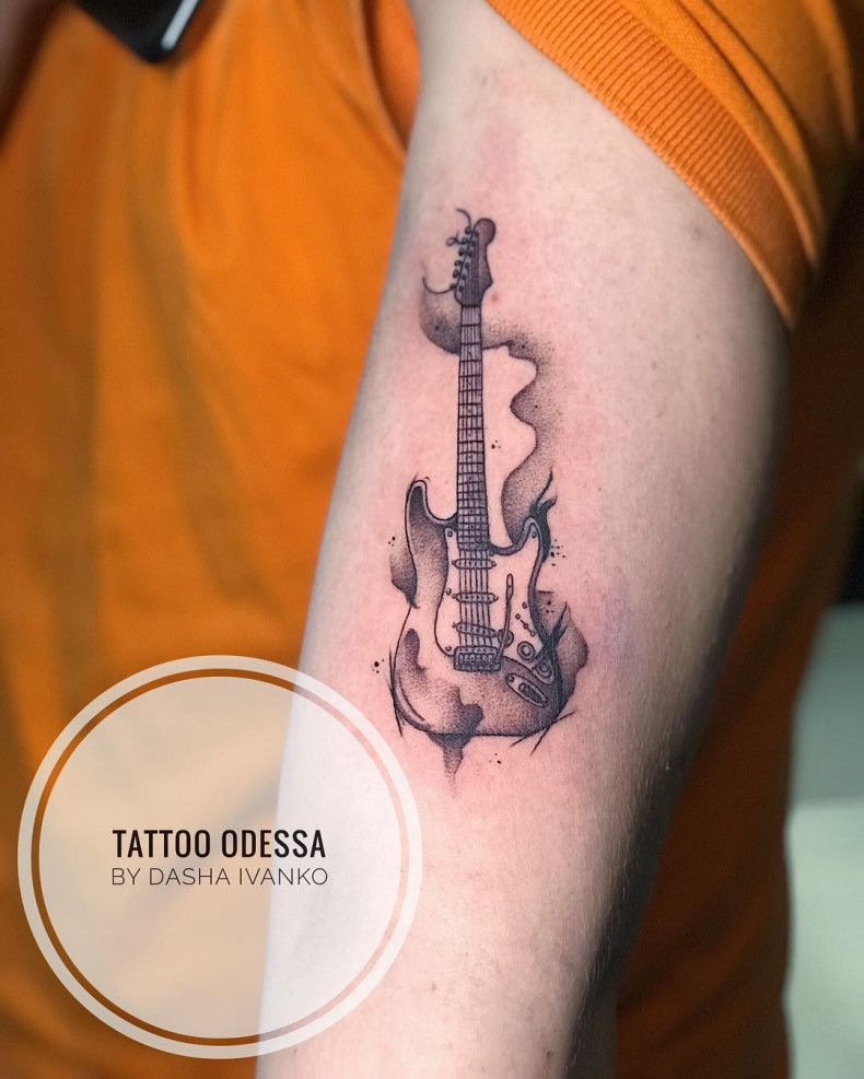 Na ramieniu gitara, photo - Tatuażysta Barb Tattoo