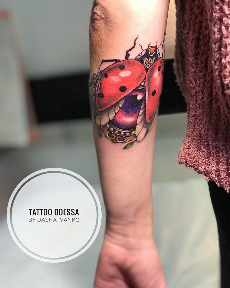 Na ramieniu biedronka kolorowy, photo - Tatuażysta Barb Tattoo