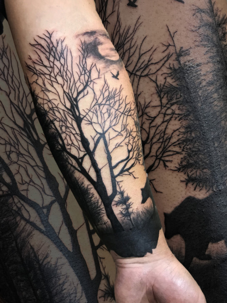 Ramię blackwork drzewo, photo - Tatuażysta Barb Tattoo