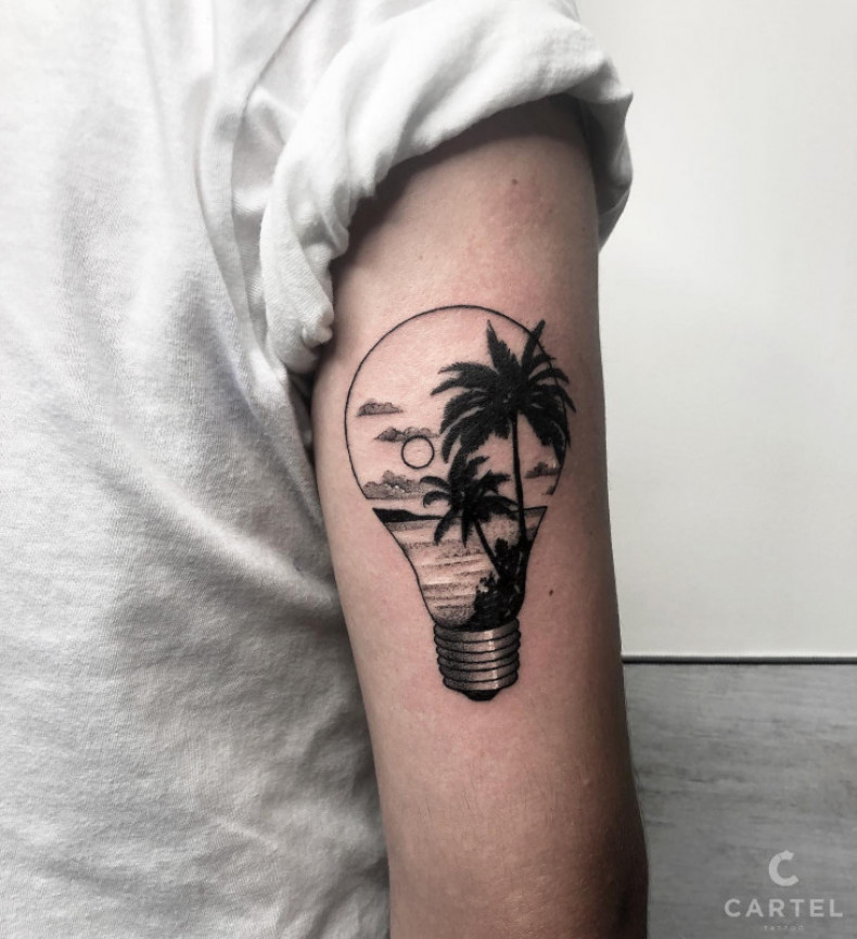 Na ramieniu żarówka tatuaż palma, photo - Tatuażysta Barb Tattoo