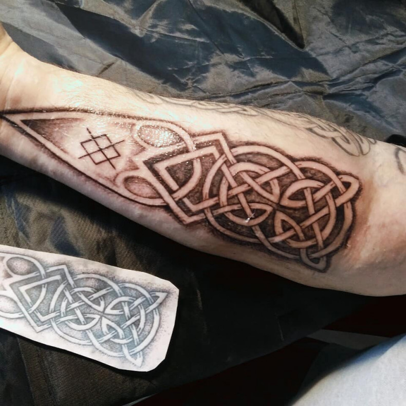 На руке кельтский узор, photo - Тату мастер Barb Tattoo